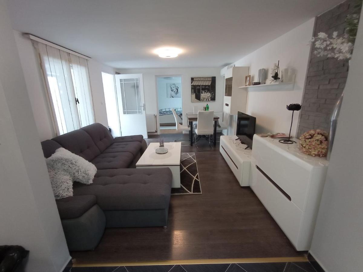 Petra Apartamento Ðakovo Exterior foto